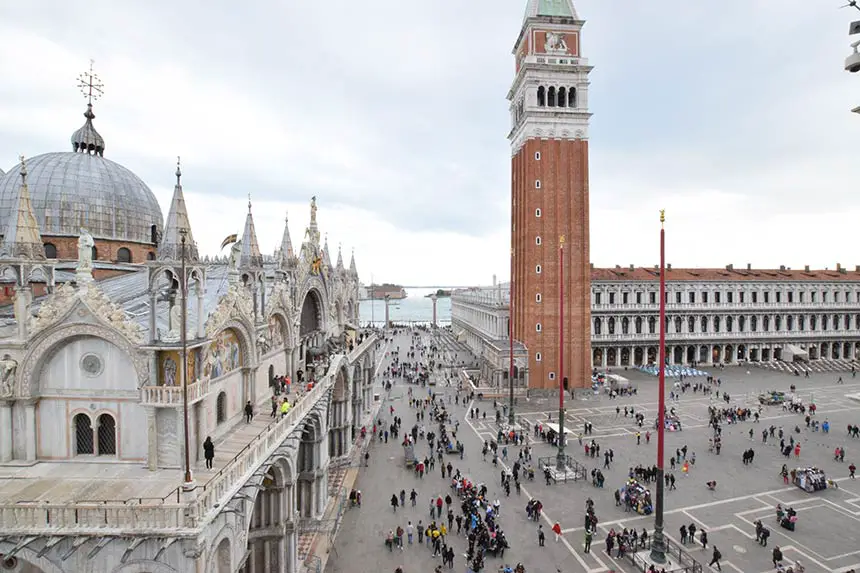 Vista Basilica dalla Torre dell'Orologio o dei Mori a Venezia