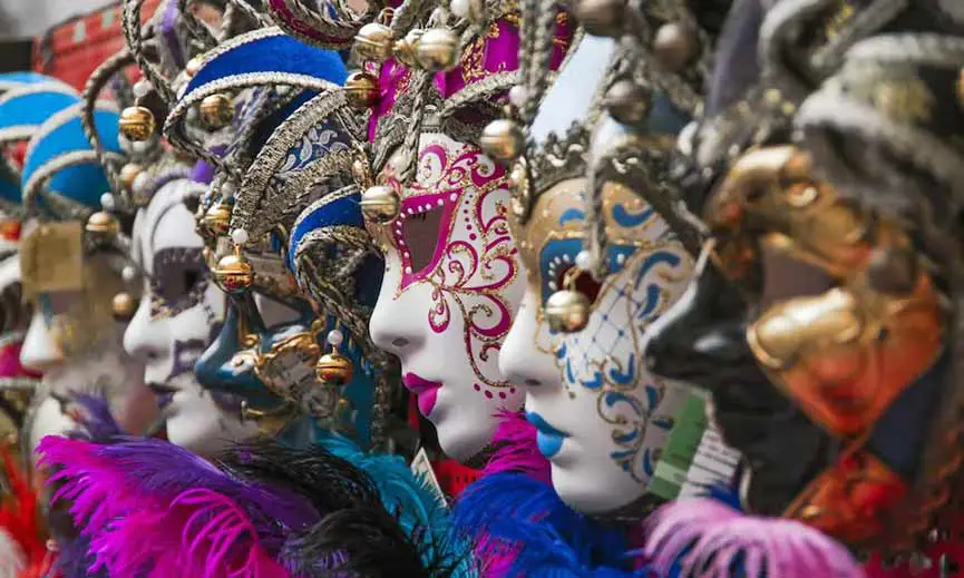 Passeio de artesanato veneziano entre máscaras de carnaval, vidro e veludo