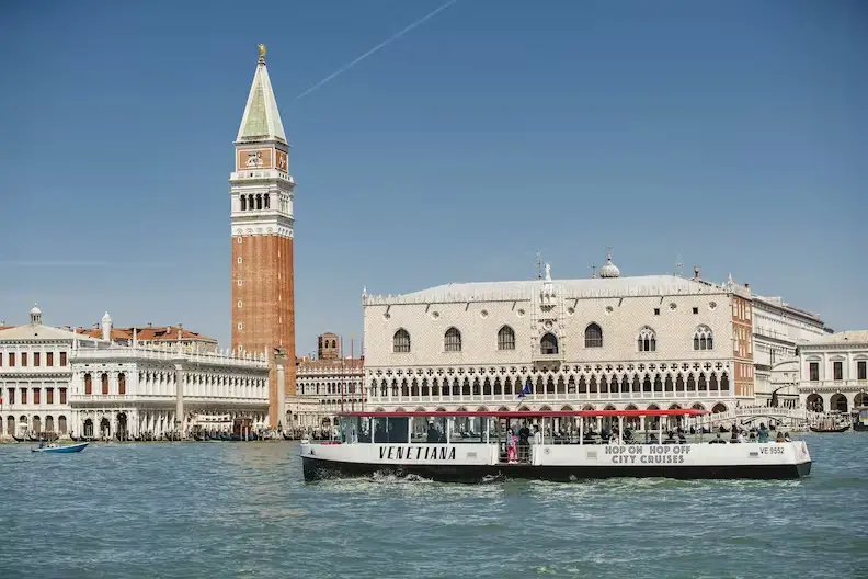 Tour mit Audioguide Venedig, Murano, Burano, Torcello auf einem Hop-on-Hop-off-Panorama-Ökoboot