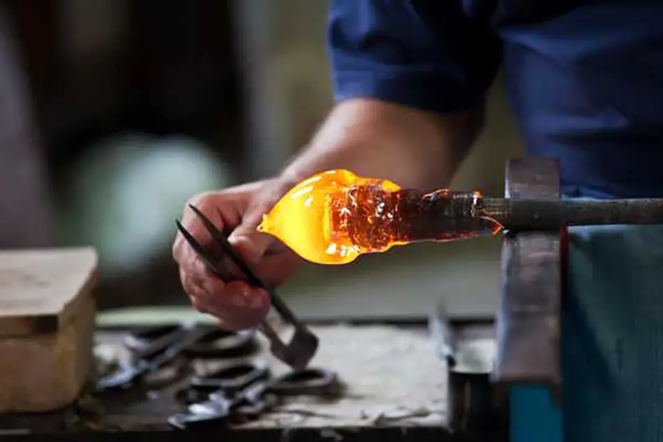 Visita forno de Murano para descobrir a arte do sopro do vidro