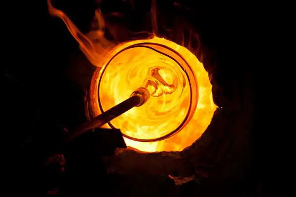 Visita ao forno de Murano para descobrir a arte do sopro do vidro