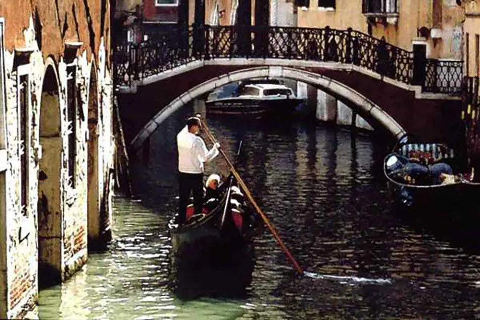 Romantic gondola tour with final dinner in  Venice