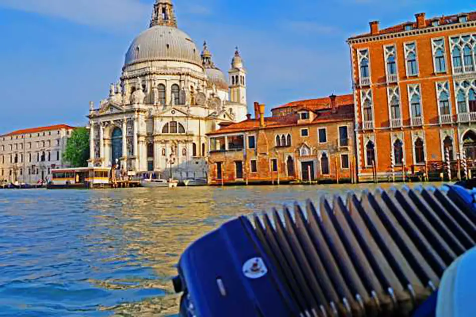 Gondola Ride Singer and Dinner Venice Italy