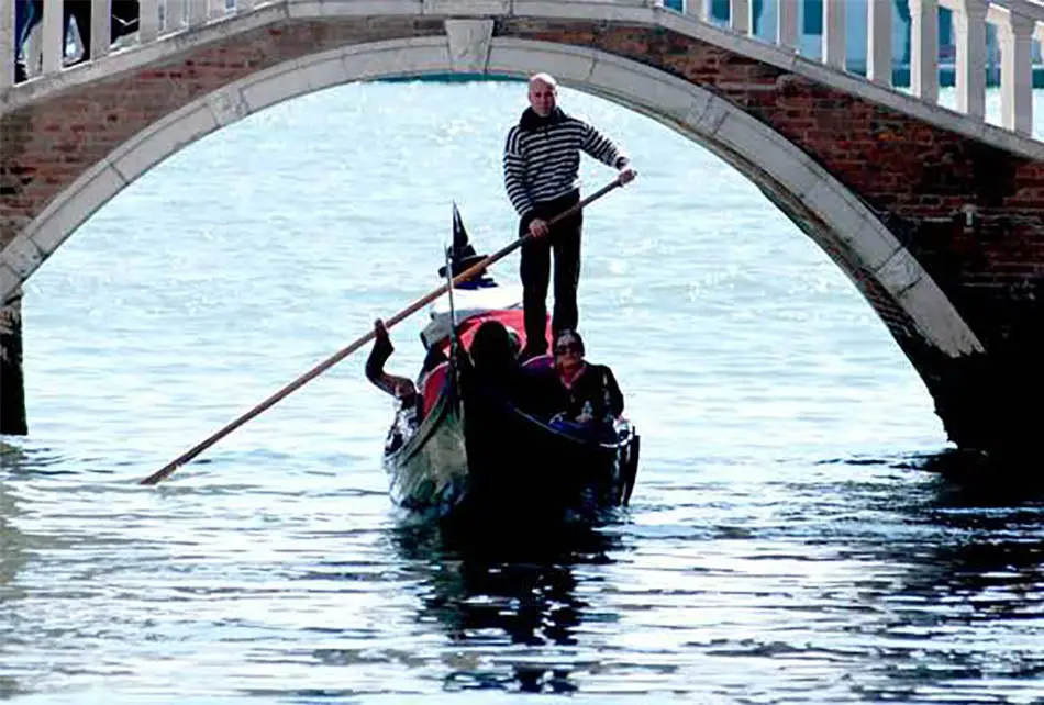 Romantic gondola tour with final dinner in  Venice