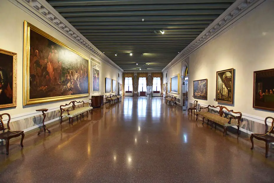 Portico dei Dipinti - Museo Ca' Rezzonico