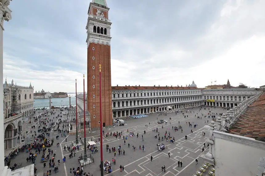 Blick auf den Platz vom Torre dell'Orologio oder dei Mori in Venedig