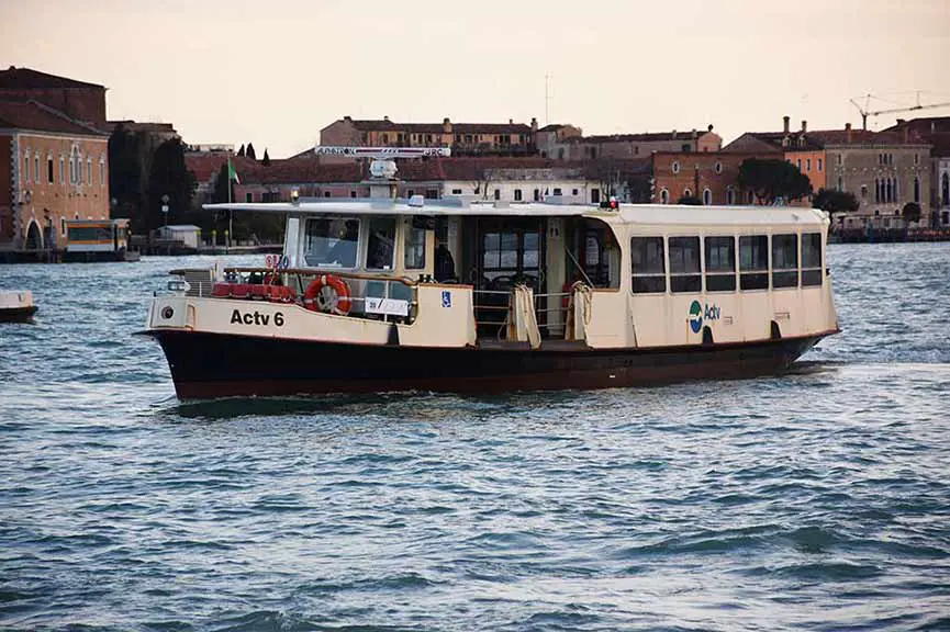 Linha 10 barco vaporetto (ônibus aquáticos) Actv Veneza