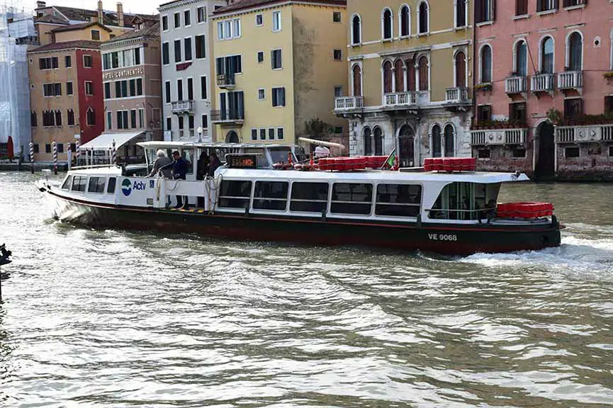 Linha 4.1 barco vaporetto (ônibus aquáticos) Actv Veneza