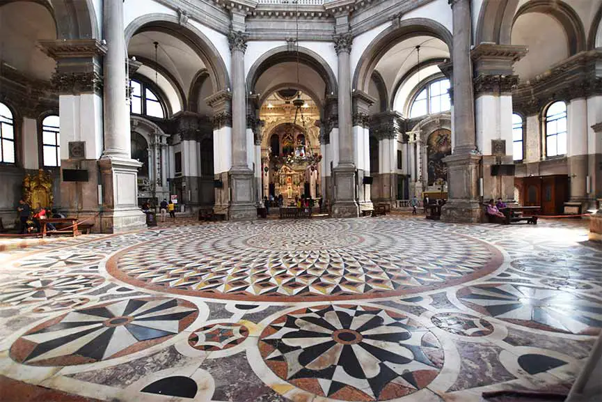 Interno Basilica di Santa Maria della Salute Venezia
