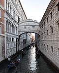 Wie kommt man Seufzerbrücke von Venedig