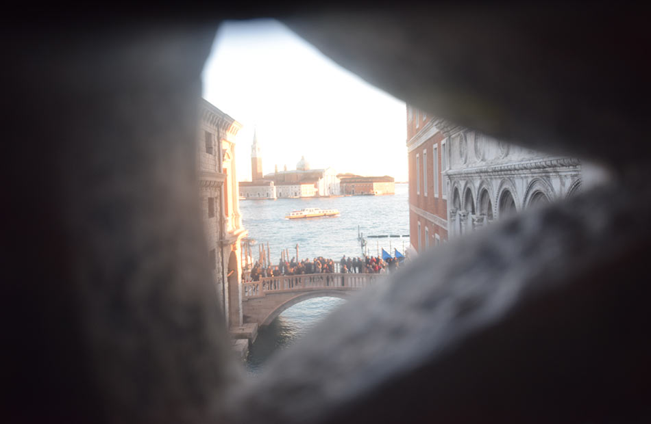 Vista dal Ponte dei Sospiri di Palazzo Ducale a Venezia