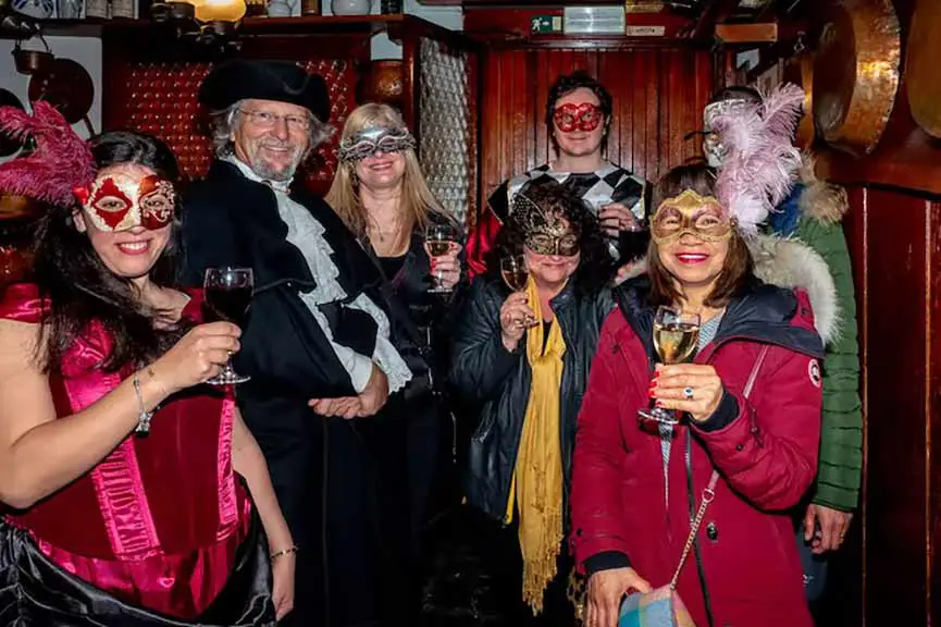Tour dei pub veneziani con maschera e costume di Carnevale del Carnevale Venezia